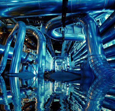 Elektrik santralindeki borular, borular, makineler ve buhar türbini.