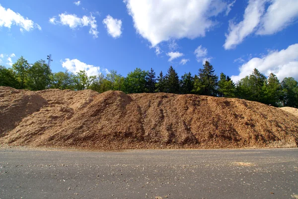 Armazenamento de bio combustível de madeira contra o céu azul — Fotografia de Stock