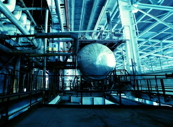 Zona industriale, tubazioni, valvole e scale in acciaio — Foto Stock