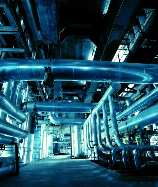 Industriële zone, Staalpijpleidingen in blauwe tinten — Stockfoto