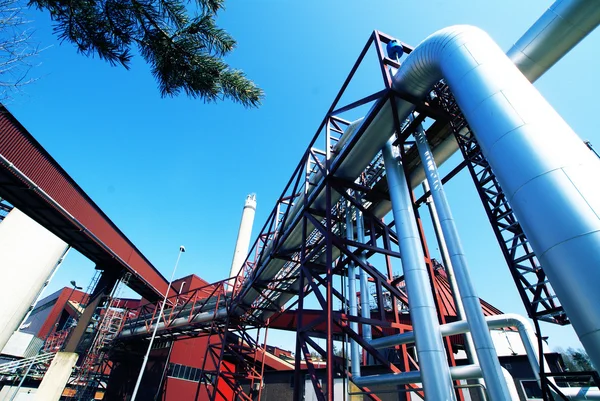Zone industrielle, pipelines en acier et vannes contre ciel bleu — Photo