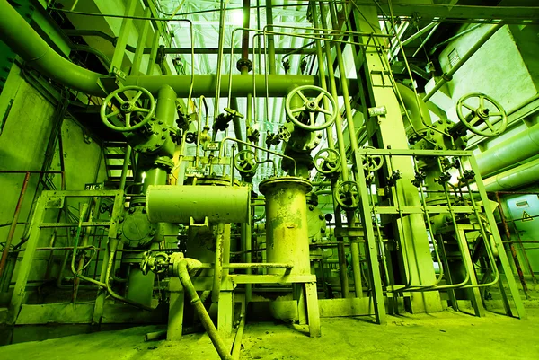 Промышленная зона, стальные трубопроводы и клапаны в зеленых тонах — стоковое фото
