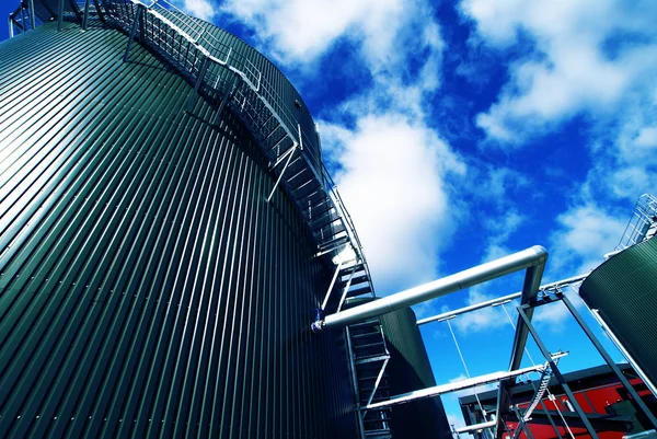 Zona industrial, tuberías de acero y válvulas contra el cielo azul —  Fotos de Stock