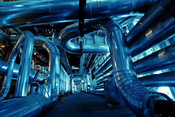 发电厂的管道、管道、机械和蒸汽涡轮机 — 图库照片