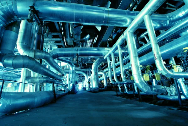 Rör, rör, maskiner och ångturbiner vid ett kraftverk — Stockfoto