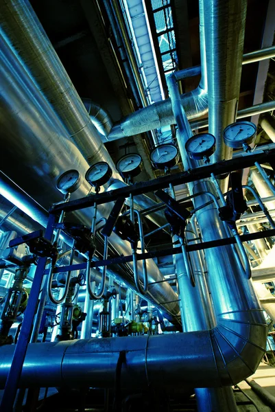 Ausrüstung, Kabel und Rohrleitungen im Inneren eines Industriepows — Stockfoto