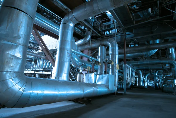 Tubos, tubos, bombas y turbina de vapor en una central eléctrica — Foto de Stock
