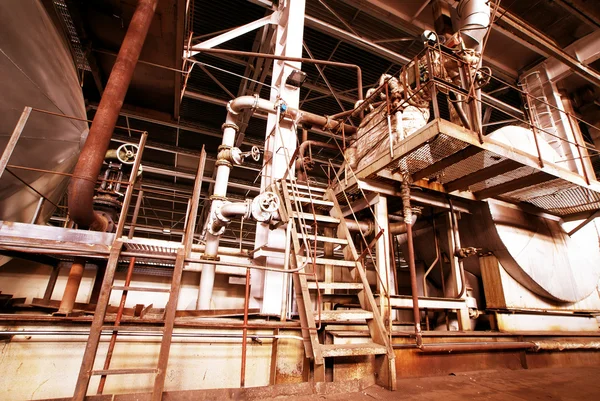 Tubos, tubos, máquinas e turbinas a vapor numa antiga central eléctrica — Fotografia de Stock