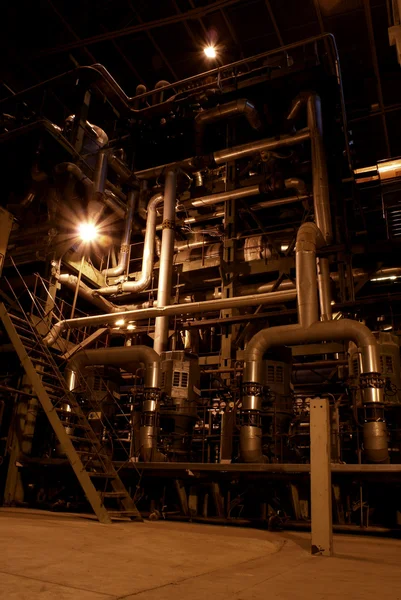 Diferentes tamanhos e tubos em forma em uma usina de energia — Fotografia de Stock