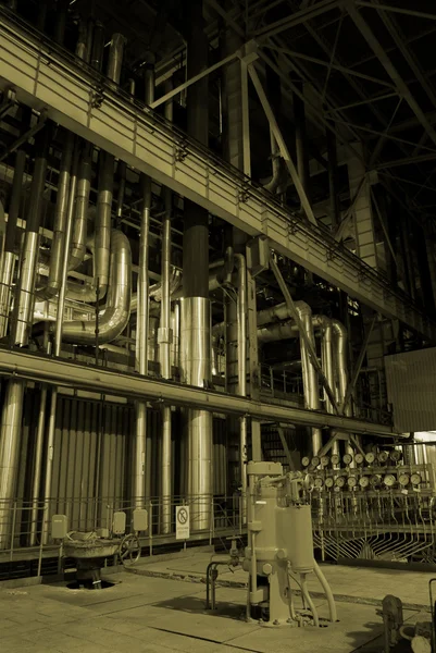 Diferentes tamanhos e tubos em forma em uma usina de energia — Fotografia de Stock