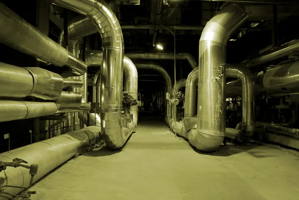 Tubos de diferente tamaño y forma en una central eléctrica —  Fotos de Stock