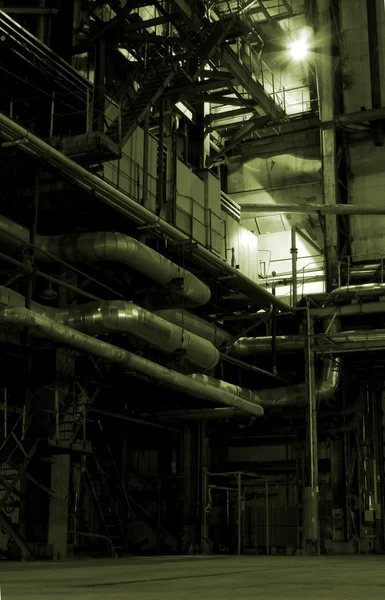 Котлы, лестницы и трубы на электростанции — стоковое фото