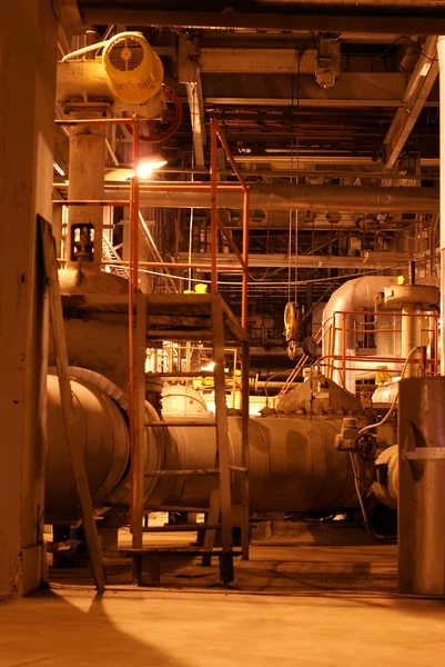Διαφορετικό μέγεθος και σχήμα σωλήνες σε ένα εργοστάσιο ενέργειας — Φωτογραφία Αρχείου