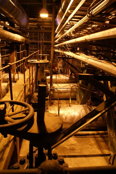 Equipamentos, cabos e tubulações encontrados dentro de uma indústria modernar — Fotografia de Stock