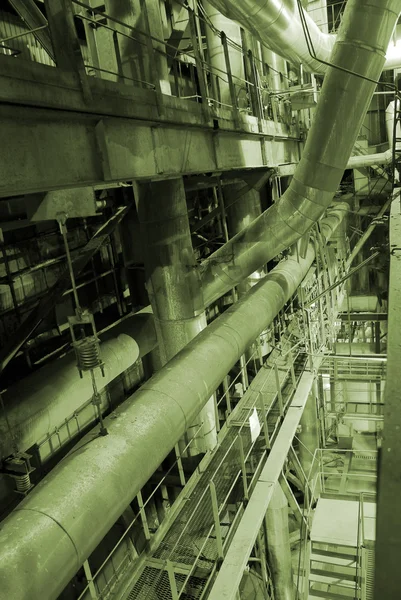 Tubos de diferente tamaño y forma en una central eléctrica — Foto de Stock