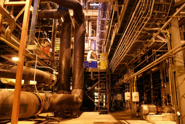 Unterschiedlich große und geformte Rohre in einem Kraftwerk — Stockfoto