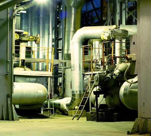 Rohre, Schläuche, Maschinen und Dampfturbine in einem Kraftwerk — Stockfoto