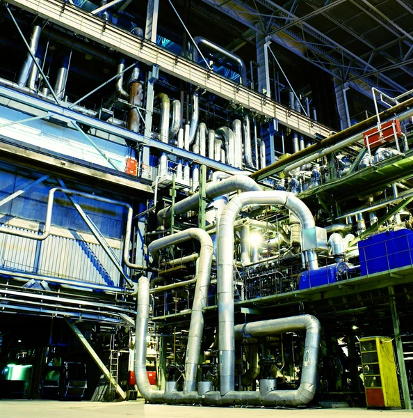 Tubi, tubi, macchinari e turbine a vapore in una centrale elettrica — Foto Stock