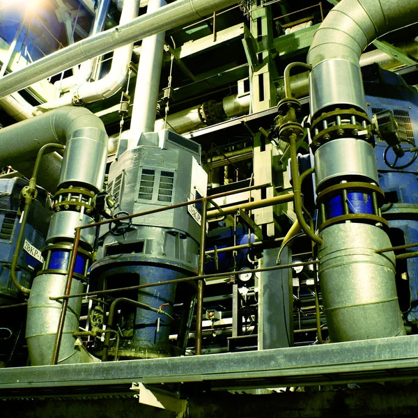 Tubi, tubi, macchinari e turbine a vapore in una centrale elettrica — Foto Stock