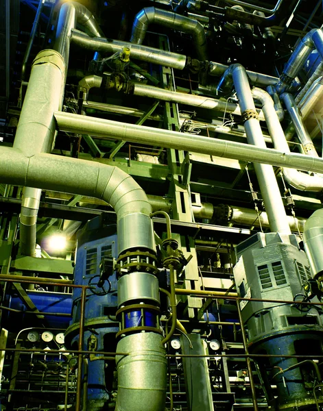 Tubos, tubos, bombas e turbinas a vapor numa central eléctrica — Fotografia de Stock