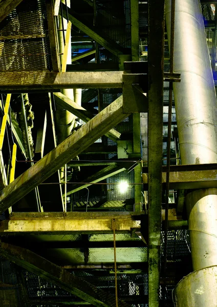 Tubi, tubi, pompe e turbine a vapore in una centrale elettrica — Foto Stock