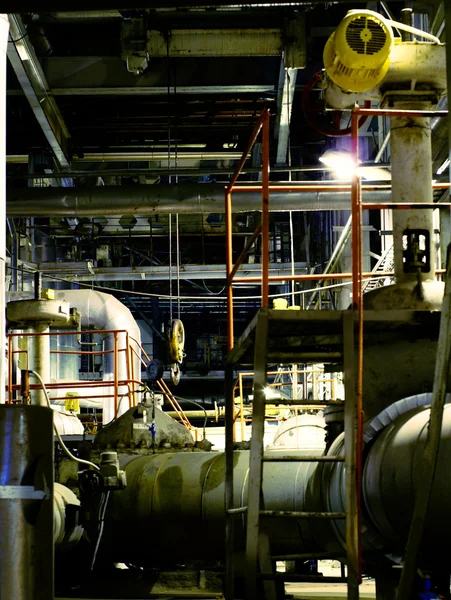 Tuyaux, tubes, machines et turbines à vapeur dans une centrale électrique — Photo