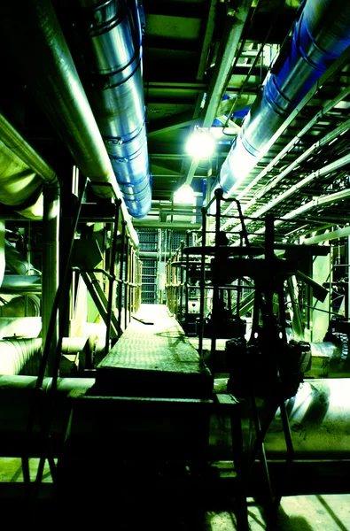 Rury, rury, maszyny i turbiny parowe w elektrowni — Zdjęcie stockowe