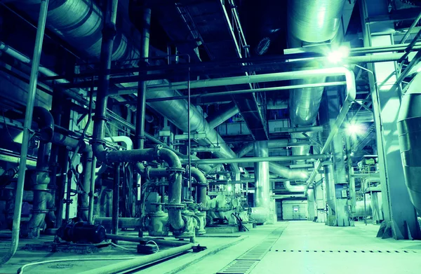 発電所における管、管、機械及び蒸気タービン — ストック写真