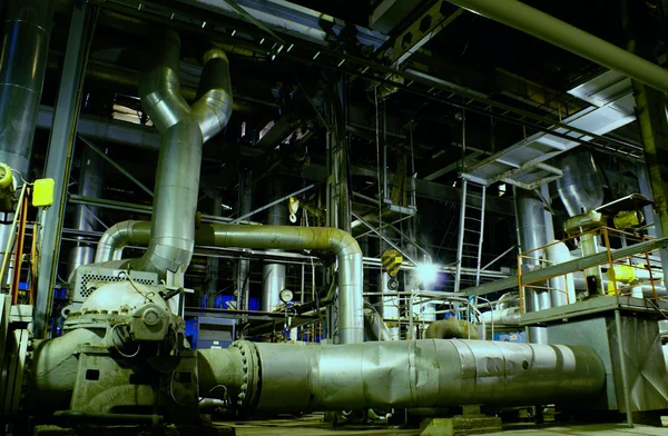 Σωλήνες, σωλήνες, μηχανήματα και ατμοστρόβιλοι σε σταθμό ηλεκτροπαραγωγής — Φωτογραφία Αρχείου