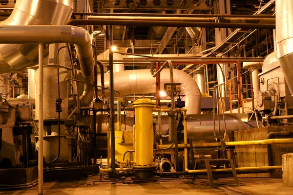 Tuberías y tubos y chimenea en una central eléctrica — Foto de Stock