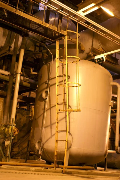 Tuberías y tubos y chimenea en una central eléctrica —  Fotos de Stock