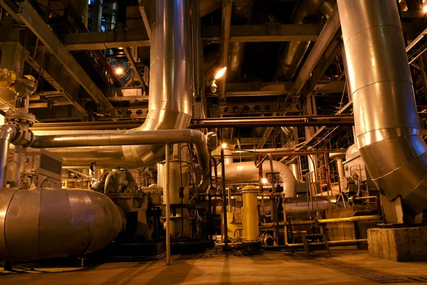 Tubos e tubos e chaminés numa central eléctrica — Fotografia de Stock