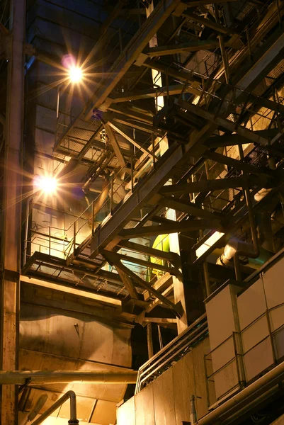 Rohre, Kanäle und Schläuche in einem Kraftwerk — Stockfoto