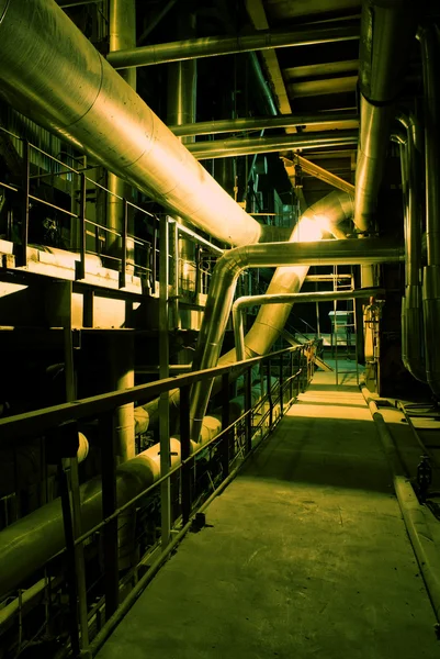 Σωλήνες, σωλήνες, μηχανήματα και καμινάδα σε ένα εργοστάσιο ενέργειας — Φωτογραφία Αρχείου