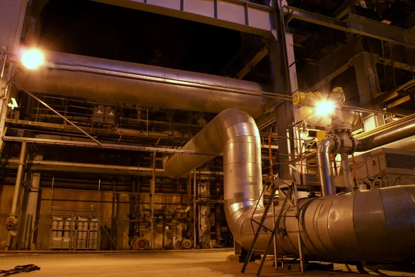 Tubos, máquinas, tubos e bombas numa central eléctrica — Fotografia de Stock