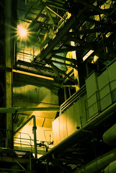 Csövek, csövek, gépek és gőzturbina egy erőműben — Stock Fotó
