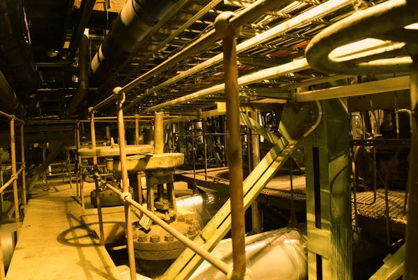 Tubos, maquinaria, tubos y turbinas en una central eléctrica —  Fotos de Stock