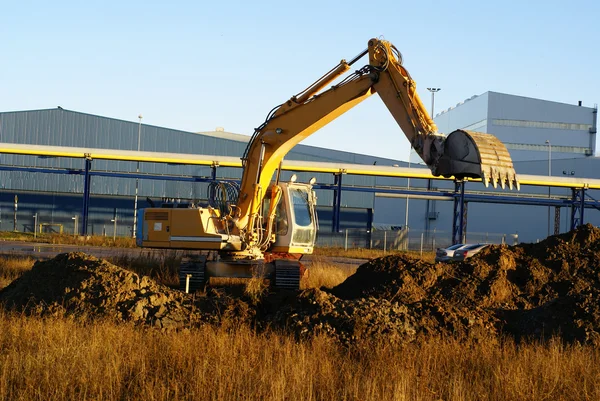 Hydraulic excavator at work. Shovel bucket and cranes against bl — Stock Photo, Image