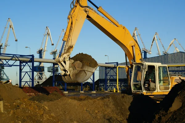Excavadora hidráulica en el trabajo. Cubo de pala y grúas contra bl —  Fotos de Stock