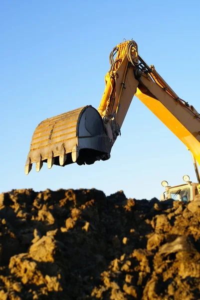 Hydraulisk grävmaskin på jobbet — Stockfoto