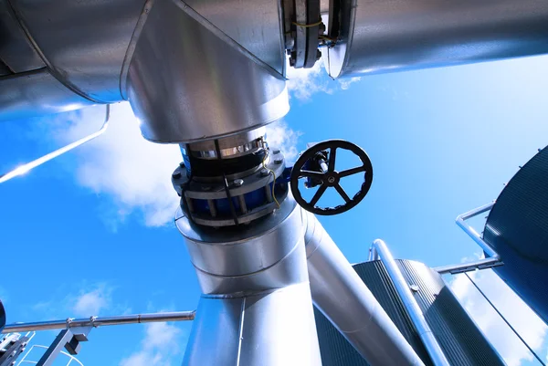 工業地帯、鋼管、青い空に対するバルブ — ストック写真