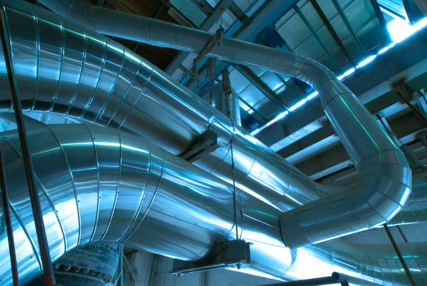 Průmyslová zóna, Ocelové potrubí v modrém tónu — Stock fotografie