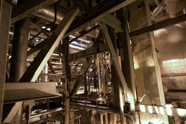 Diverse dimensioni e tubi sagomati in una centrale elettrica — Foto Stock