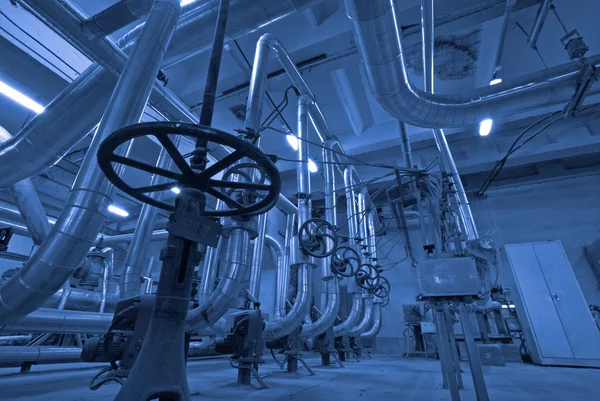 Industrizon, stålrörledningar i blå toner — Stockfoto