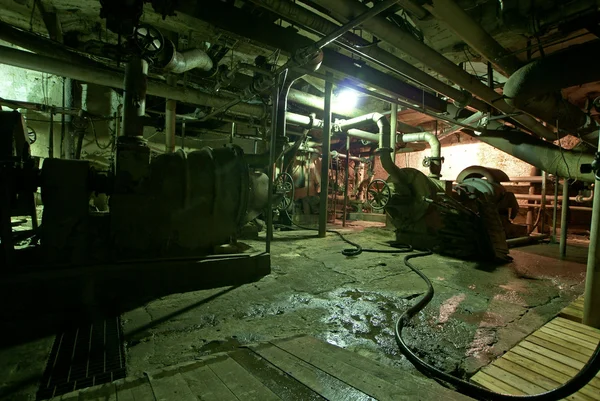 Старый заброшенный завод — стоковое фото