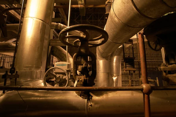 機器、ケーブル、近代工業の中見られる配管 — ストック写真
