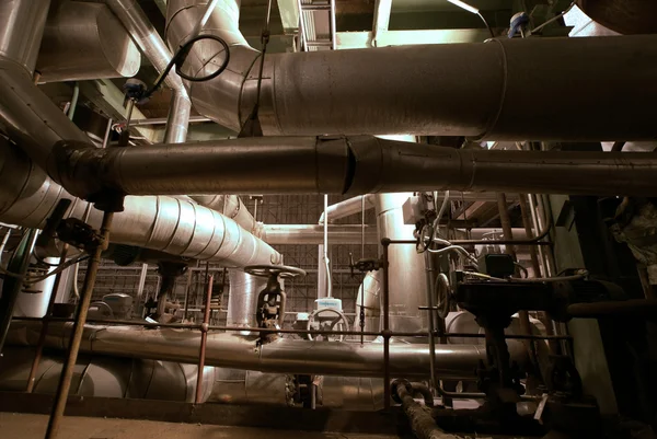 Equipos, cables y tuberías que se encuentran en el interior de una industria moderna —  Fotos de Stock