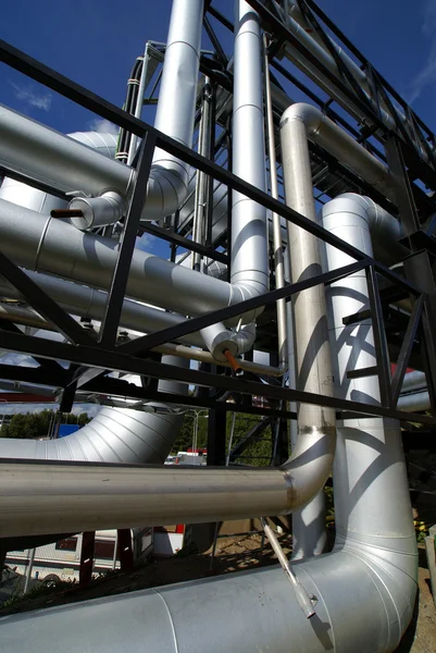 Ipari csővezetékek és kábelek kék ég ellen — Stock Fotó