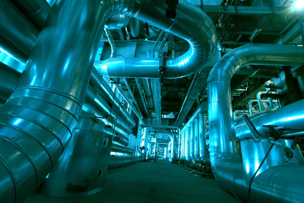 Tubos, tubos, maquinaria y turbina de vapor en una central eléctrica —  Fotos de Stock