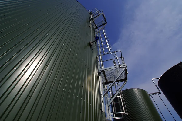産業パイプラインと青い空を背景のタンク — ストック写真